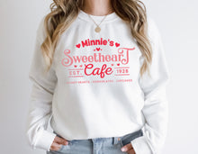 Cargar imagen en el visor de la galería, Sweetheart Cafe Suéter unisex con cuello redondo
