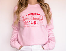 Cargar imagen en el visor de la galería, Sweetheart Cafe Suéter unisex con cuello redondo
